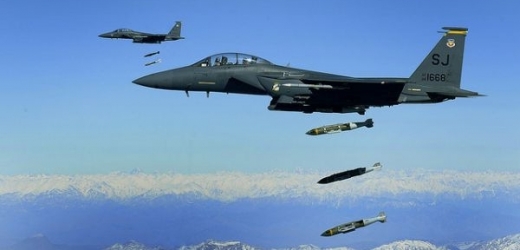 F-15 shazují bomby na afghánské jeskynní úkryty (ilustrační foto).